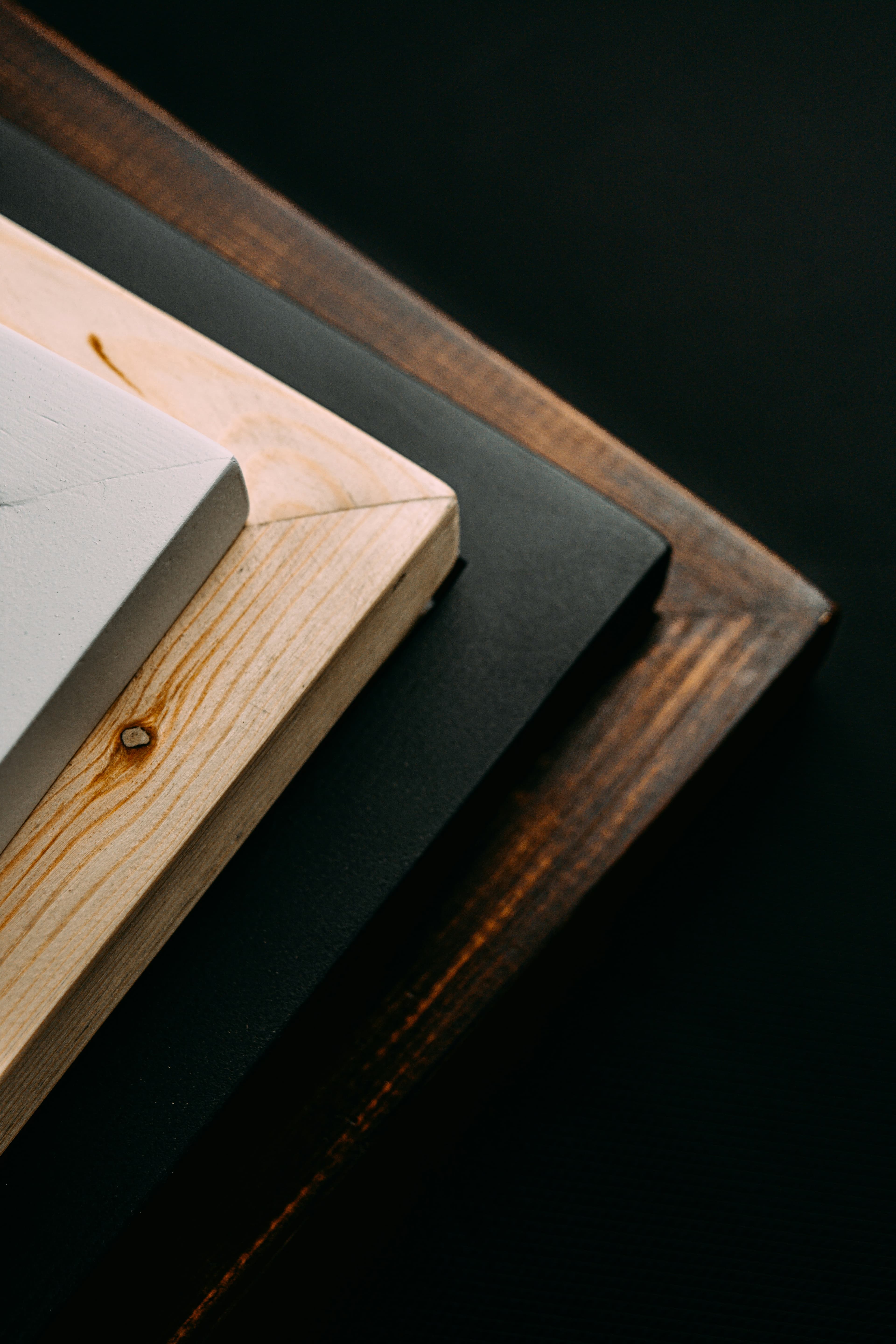 Detailfoto van hout, steen en donkere materiaalstalen